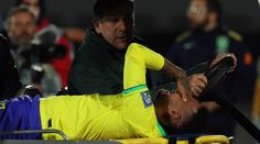 Obrovská bolest a pláč. Zraněný Neymar opouštěl hřiště na nosítkách