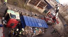 U Poděbrad havaroval kamion s nákladem alkoholu, řidiče vyprošťovali hasiči