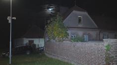 Drama na Pardubicku. Z rodinného domu se prý ozývala střelba, sousedy evakuovali