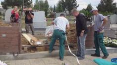 SMUTNÉ VIDEO: Klárce, která zemřela v Egyptě, spustili k rakvi plyšáky od kamarádek...