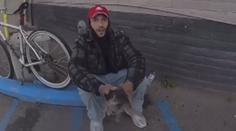 VIDEO: Bizarní incident. Muž po strážníkovi hodil psa a utekl