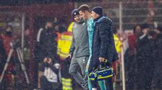 Fanoušci neunesli zdržování. Brankáře trefili zapalovačem do hlavy