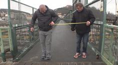Praha má lávku jen pro hubené. Cedule varuje lidi před propadnutím