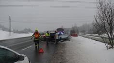 Na ledovce havarovaly desítky aut. Potíže měly i vlaky a MHD