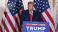 Jediný můj zločin byl, že jsem bránil národ, řekl Trump po obžalobě