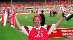 Pokud Tottenham vyhraje, vytetuju si jeho znak, řekla legenda Arsenalu
