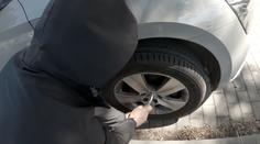 Vandal na Rychnovsku v noci povoluje šrouby u kol aut. Bojíme se, říkají místní