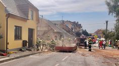 Na Kroměřížsku vybuchl dům. Dva hasiči zemřeli, další jsou těžce zranění