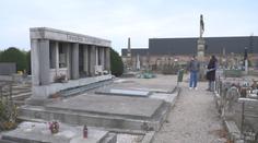 Obec vystěhovala hrobku bez vědomí rodiny. Jedna rakev chybí