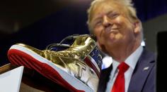 Trump začal den po odsouzení k obří pokutě prodávat značkové tenisky
