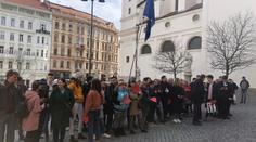 Brno vítalo Čaputovou, místo podání rukou jí příznivci mávali papírovými srdci