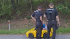 Po brněnské Staré dálnici ujížděly děti v miniautíčku. Jede 300 km/h, říkaly hlídce