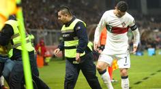 Divočina v Bosně. Zběsilý fanoušek se vrhl na Ronalda a poranil mu kotník