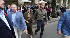 Harry a Meghan vyjeli na tour. Přišlo nečekané přivítání a velký protest