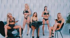 Escobarův bratr ví, jak zaujmout. Mobily mu propagují sexy modelky