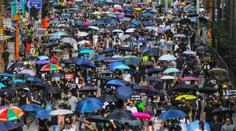 VIDEO: V Hongkongu dále pokračují násilné protesty