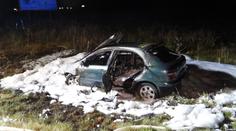 Řidič zběsile ujížděl strážníkům, po bouračce mu shořelo auto