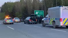 Měl zkusit zabít partnerku a po dálnici újížděl s dítětem. Policisté ho zadrželi