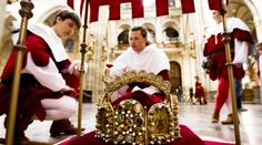 Císař Karel IV. vyrazil s průvodem na Karlštejn. Veze korunovační klenoty