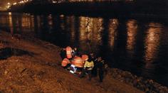 Bezdomovec spadl při močení do Vltavy a zlomil si nohu