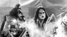 Rána pro fanoušky kapely Kiss. Zemřel kytarista Ace Frehley (†74)