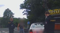Soud mu zakázal řídit. Policisté ho ale chytli za volantem už počtvrté