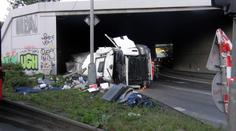 Řidič převrátil pod mostem cistenu s asfaltem! Nehodu nepřežil!