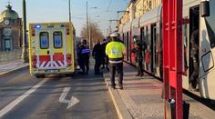 Muž ohrožoval cestující v tramvaji nožem, zastavila ho až střelba!