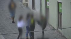 Čtyři na jednoho. Parta se vrhla na chlapce, přišel o zuby! VIDEO