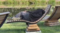 Nová relaxační zóna v Budějovicích je rájem pro bezdomovce. Město plánuje opatření