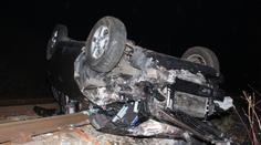 Řidič vylétl ze silnice na koleje, auto převrátil. Zranil se on i pes
