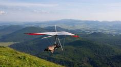 Pilot rogala se zapomněl připoutat a zemřel. Pasažér jako zázrakem přežil