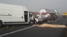 Nehody zablokovaly D1. Řidiče překvapila mlha i náledí