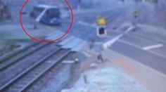 Autobus vjel na červenou na přejezd, vlaku se vyhnul jen těsně!