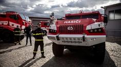 Jen si zkuste blokovat záchranářskou uličku! Hasiči mají vůz do první linie