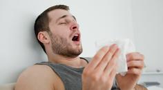 Muž si roztrhl hrdlo, když zadržel kýchnutí. Může se to stát i vám