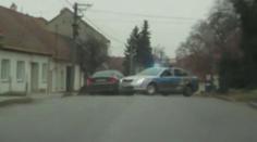 VIDEO: Zdrogovaný řidič ujížděl policistům. Jeho rodina na ně pak vytáhla smeták a sekeru