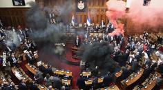 Srbové po sobě v parlamentu házeli dýmovnice. Dvě poslankyně bojují o život