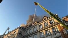 V Českém Těšíně hoří střecha obchodní akademie. Požár zasáhl i okolní budovy