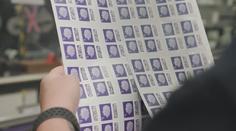 VIDEO: Tradice z roku 1840 pokračuje. Britská pošta odhalila známky s Karlem III.