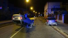 Mladík spěchal z hospody za slečnou, obrátil auto na střechu