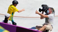 Skateboardista zakončil jízdu srážkou s kameramanem. Co na to rozhodčí?