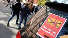 Aktivisté chtějí dostat velká auta z center měst. Vytahují zvláštní zbraně