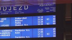 Zpoždění, náhradní doprava a zrušené spoje. Dopravci se chystají na změnu času