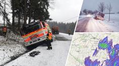 KALAMITA! Uvízlé kamiony blokují silnice. Hromadně padají i stromy