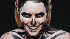 Žena si pořídila na Halloween děsivé tetování na obličej. Pak nešlo dolů