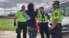 Agresivní opilec se sápal do tramvaje, řidiče pak udeřil do obličeje! VIDEO