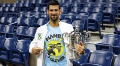 Djokovič po triumfu uctil Bryanta. Oblékl si triko s jejich společnou fotkou