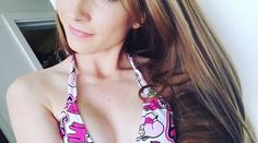 Nina ve dne učí v křesťanské školce, po nocích točí porno!