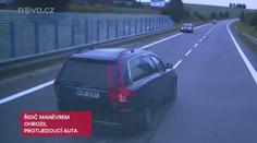 To bylo o fous! Řidič předjížděl kamion, auto minul o centimetry